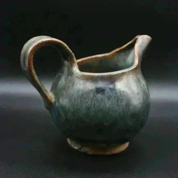 🔴💙VINTAGE CERAMIC CREAMER SIGNATURE UNDERSIDE AND BEAUTIFUL EARTHY COLORS - Picture 5 of 6